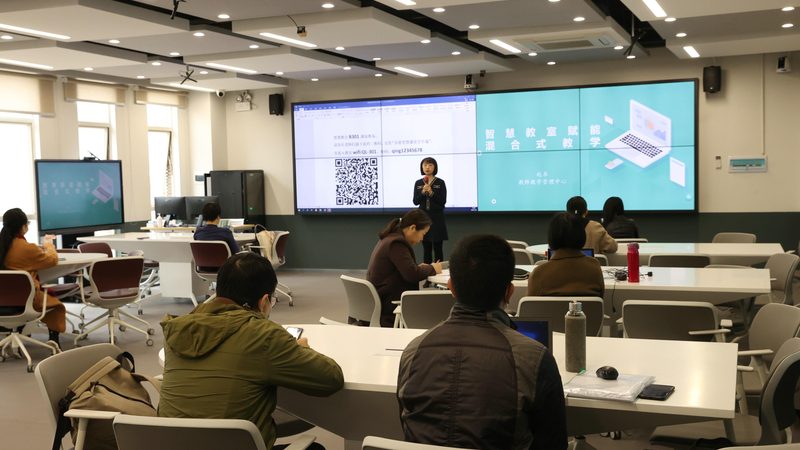 瑜伽教练培训课程通常包括以下几个方面：